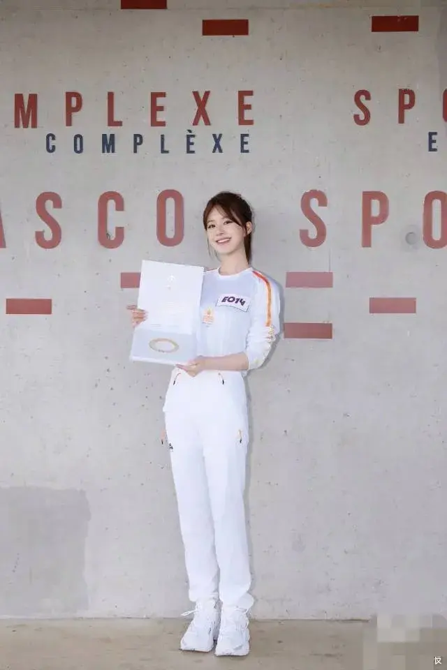 赵露思担任巴黎奥运会火炬手，25岁的她，如此闪耀😄-赵露思射箭比赛冠军颁奖视频