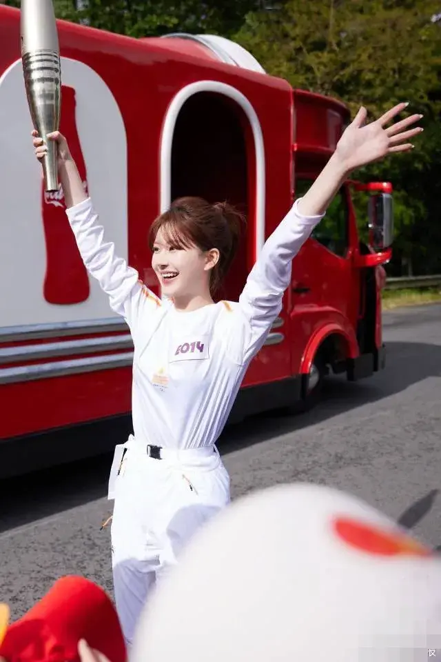 赵露思担任巴黎奥运会火炬手，25岁的她，如此闪耀😄-赵露思射箭比赛冠军颁奖视频