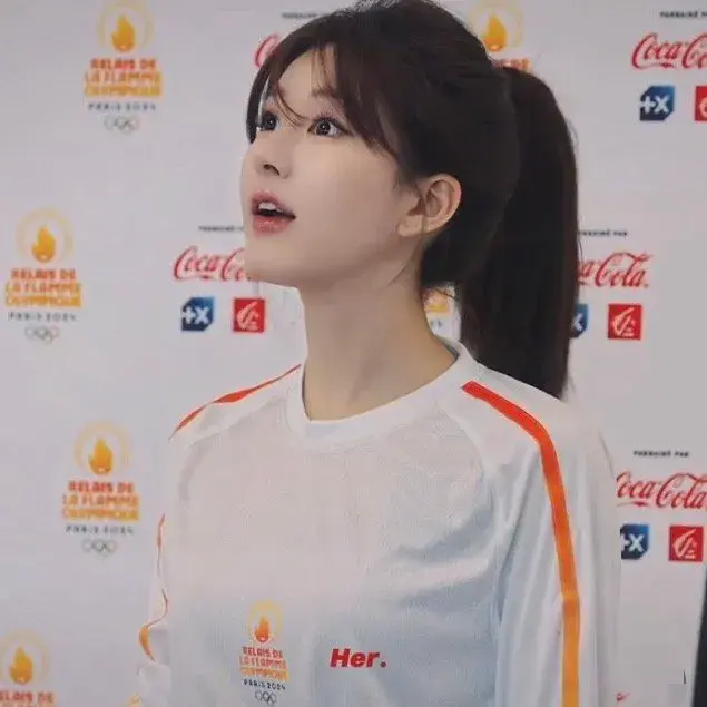 赵露思担任巴黎奥运会火炬手，25岁的她，如此闪耀😄-赵露思射箭比赛冠军颁奖视频