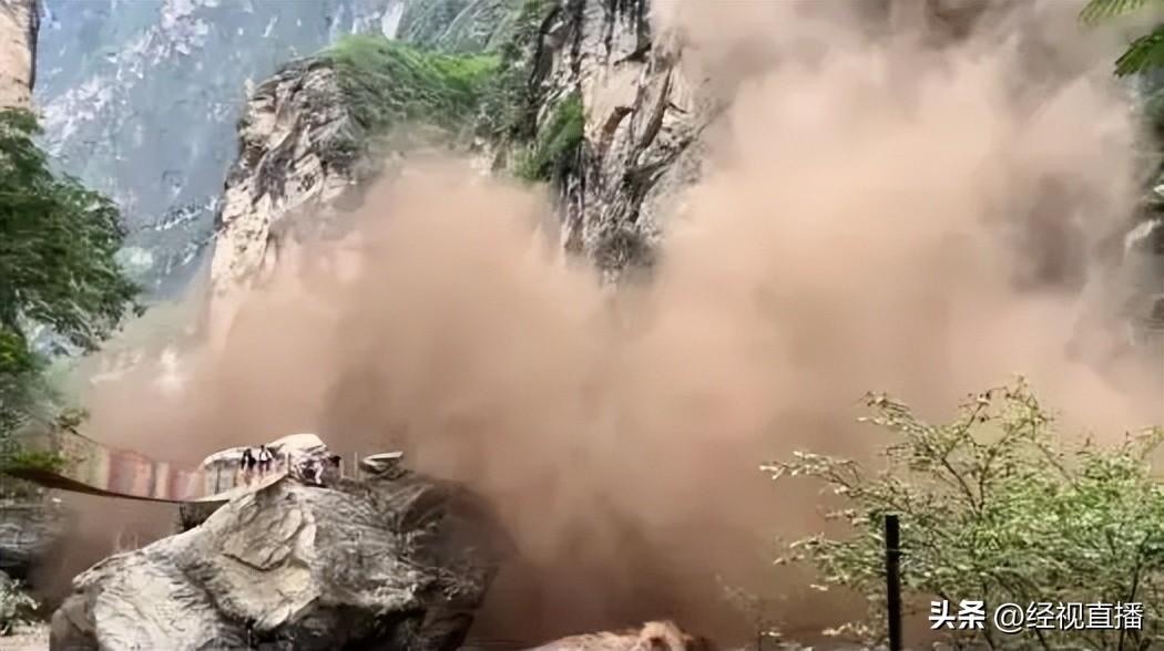 突发山体滑坡！目击者：很多游客正在拍照打卡……景区最新回应-山体滑坡视频播放