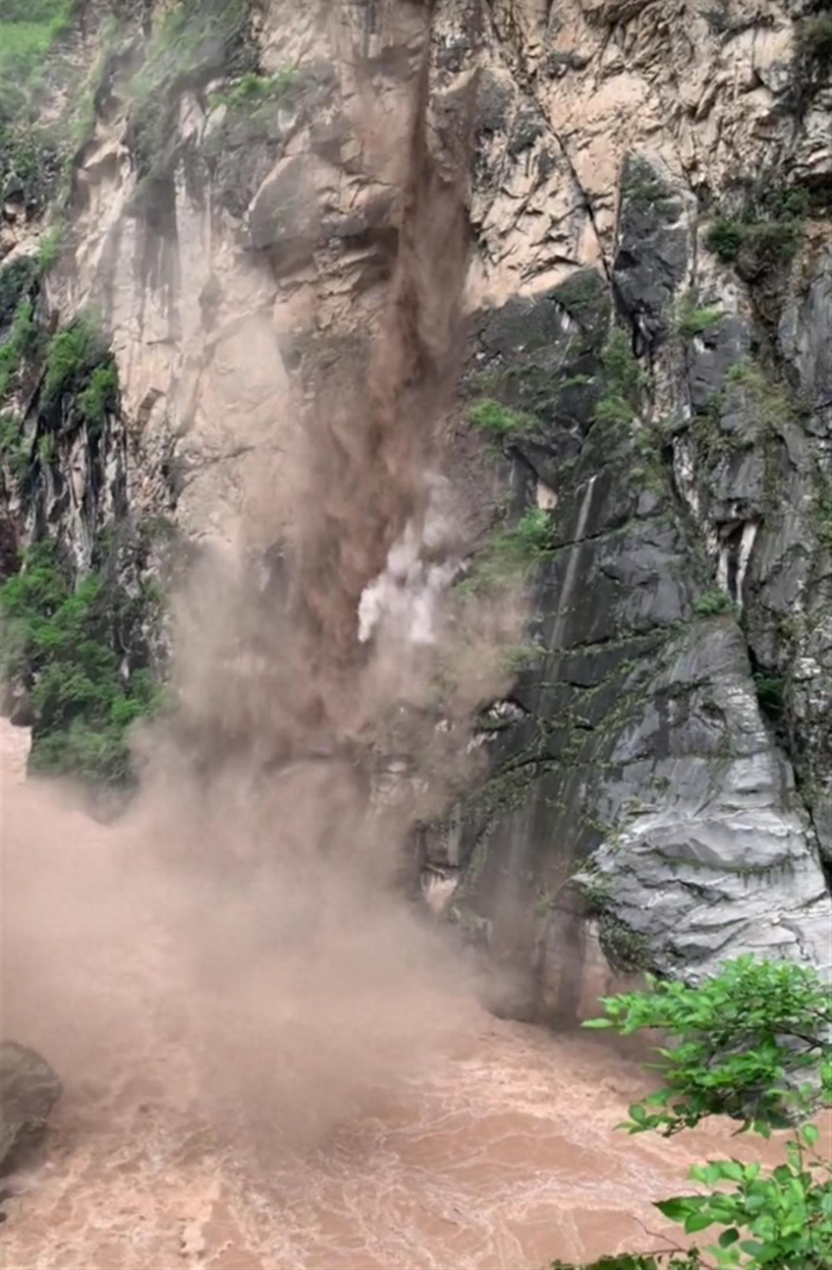 中虎跳峡景区发生山体滑坡，事发时下方有游客拍照，旅游局称未造成人员伤亡-中虎跳峡徒步路线地图