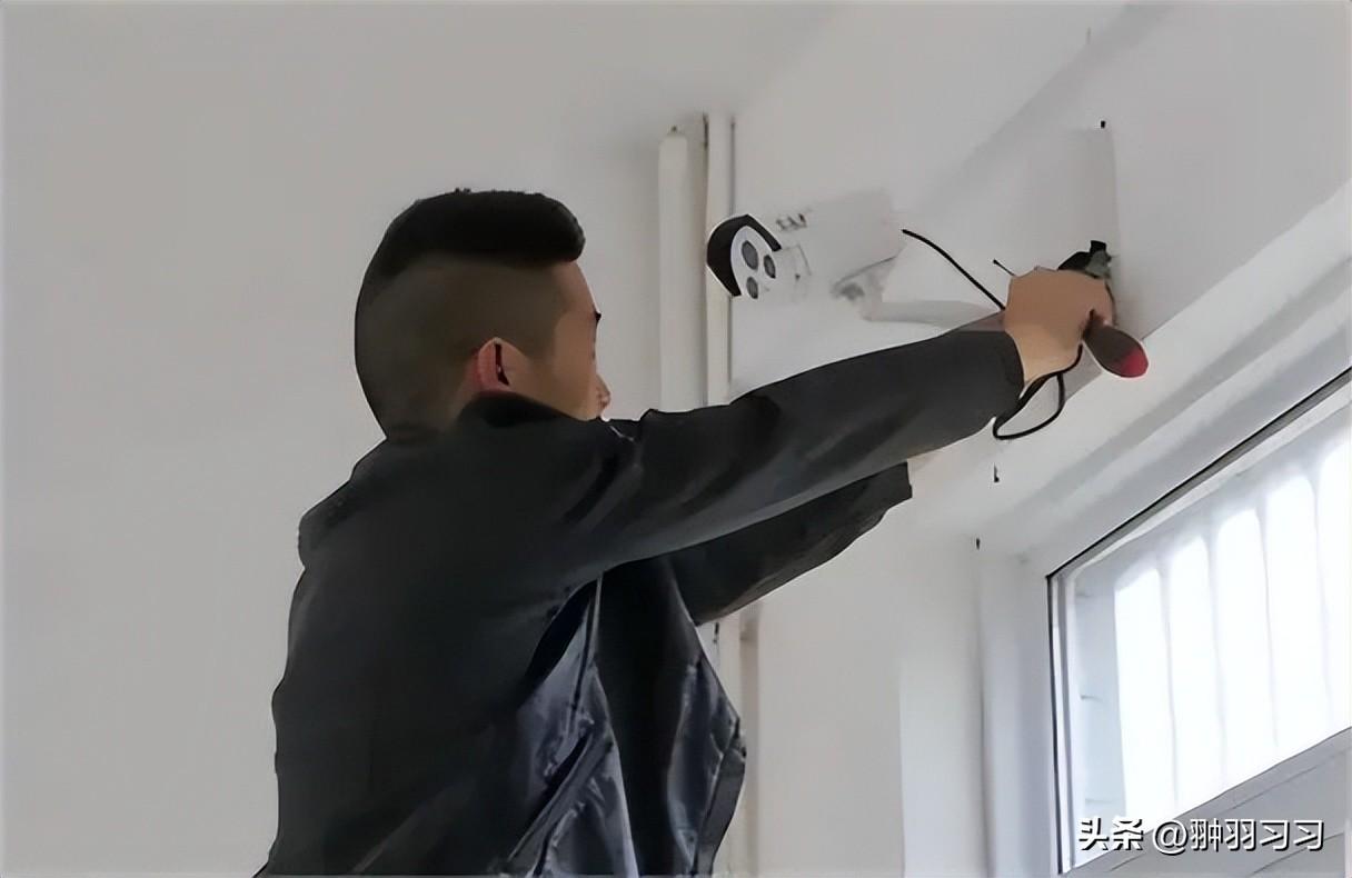 令人窒息！大二女生卧室被父母装监控，离家出走前报警寻求帮助-爸妈在家里装监控犯法吗