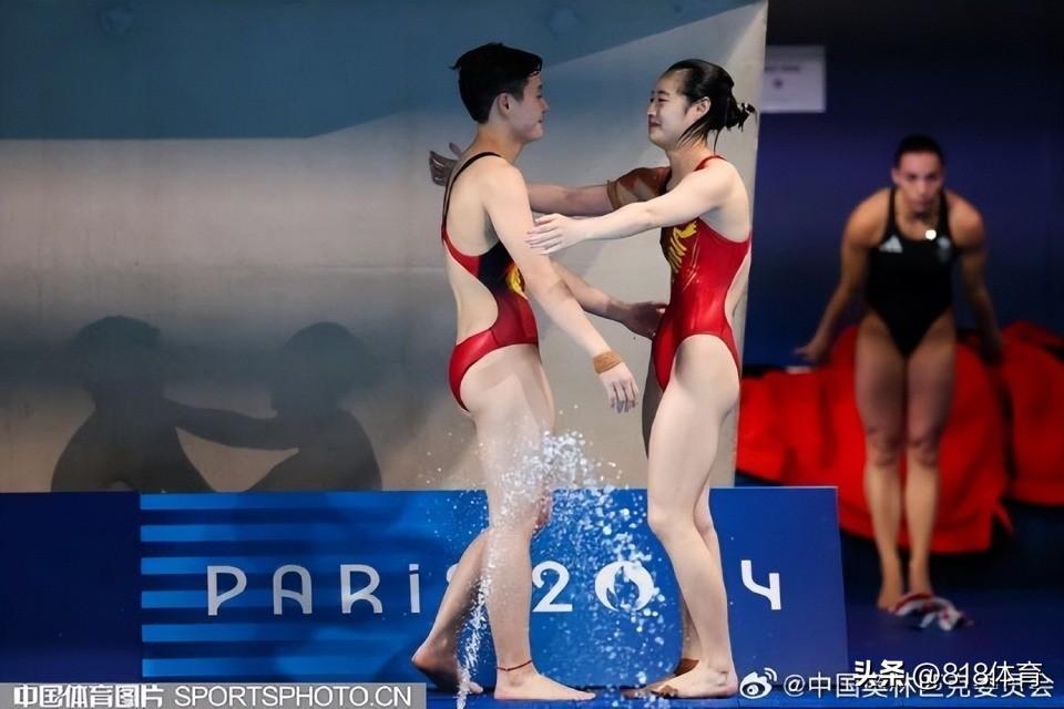 可爱!陈艺文昌雅妮夺冠全红婵变迷妹,挥舞国旗庆祝拿相机追拍师姐-陈艺州百度百科