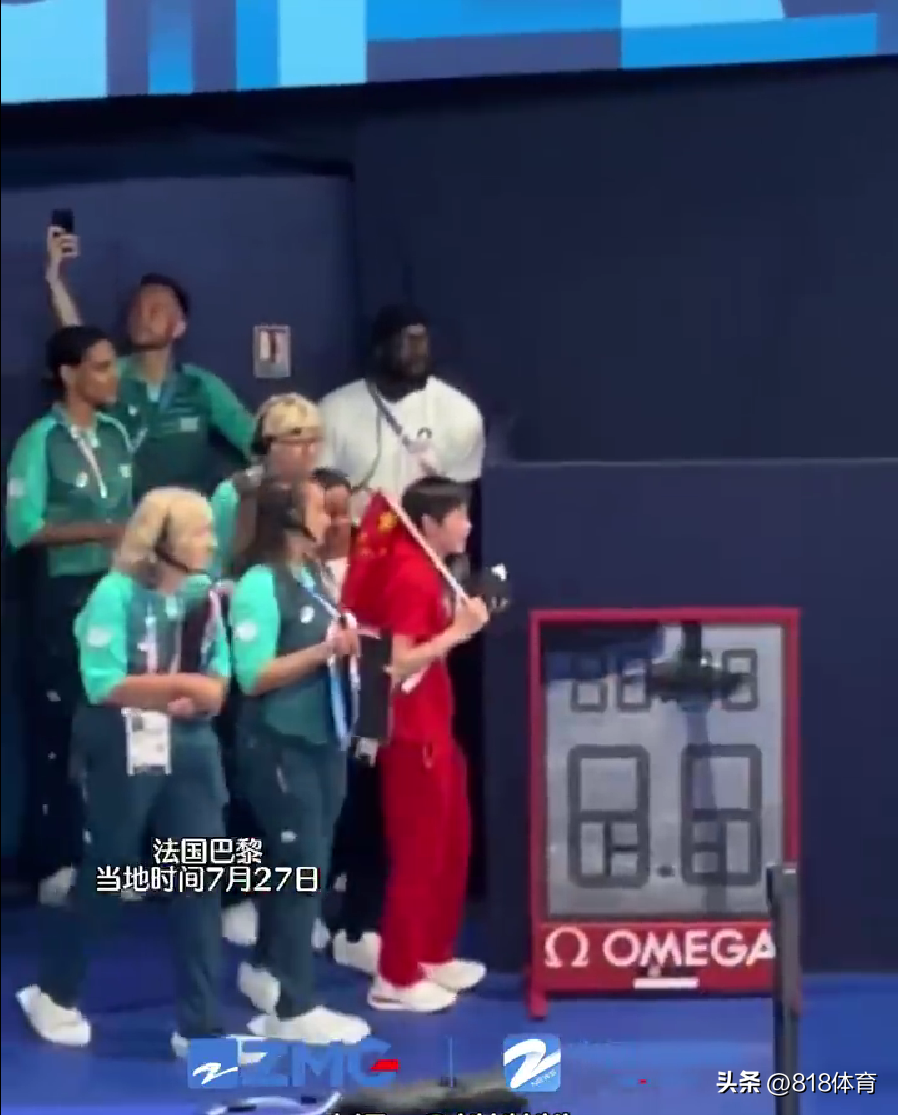 可爱!陈艺文昌雅妮夺冠全红婵变迷妹,挥舞国旗庆祝拿相机追拍师姐-陈艺州百度百科