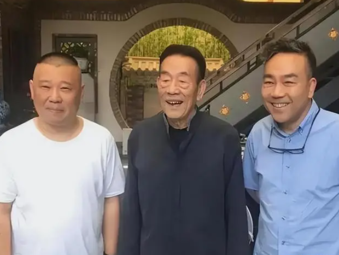 马志明开心庆80岁大寿！郭德纲现身送祝福，刘威坐侧位，其乐融融-马志明相声实力对比郭德纲