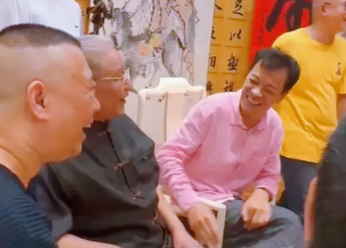 马志明开心庆80岁大寿！郭德纲现身送祝福，刘威坐侧位，其乐融融-马志明相声实力对比郭德纲