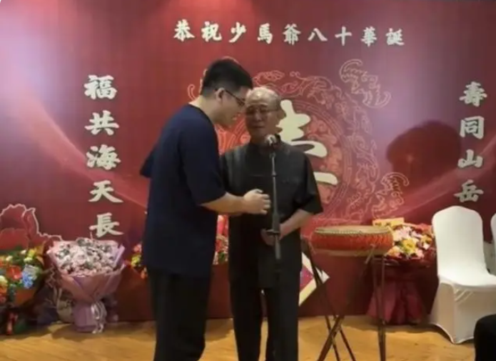 马志明开心庆80岁大寿！郭德纲现身送祝福，刘威坐侧位，其乐融融-马志明相声实力对比郭德纲