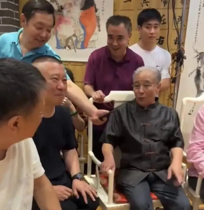 马志明开心庆80岁大寿！郭德纲现身送祝福，刘威坐侧位，其乐融融-马志明相声实力对比郭德纲