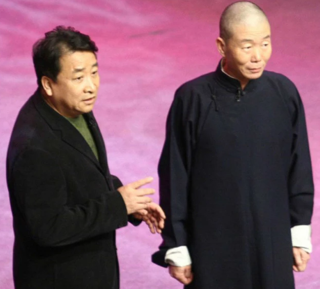 马志明开心庆80岁大寿！郭德纲现身送祝福，刘威坐侧位，其乐融融-马志明相声实力对比郭德纲