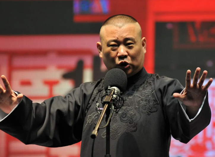 马志明开心庆80岁大寿！郭德纲现身送祝福，刘威坐侧位，其乐融融-马志明相声实力对比郭德纲