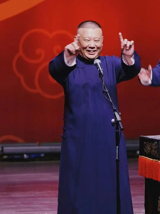 马志明开心庆80岁大寿！郭德纲现身送祝福，刘威坐侧位，其乐融融-马志明相声实力对比郭德纲