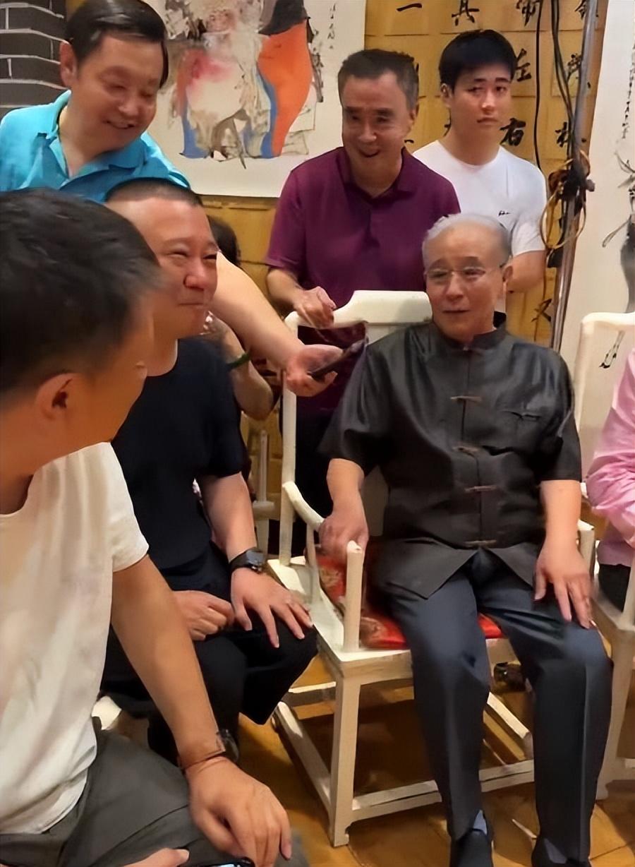 马志明开心庆80岁大寿！郭德纲现身送祝福，刘威稳坐侧位辈分高-马志明跟郭德纲关系怎么样