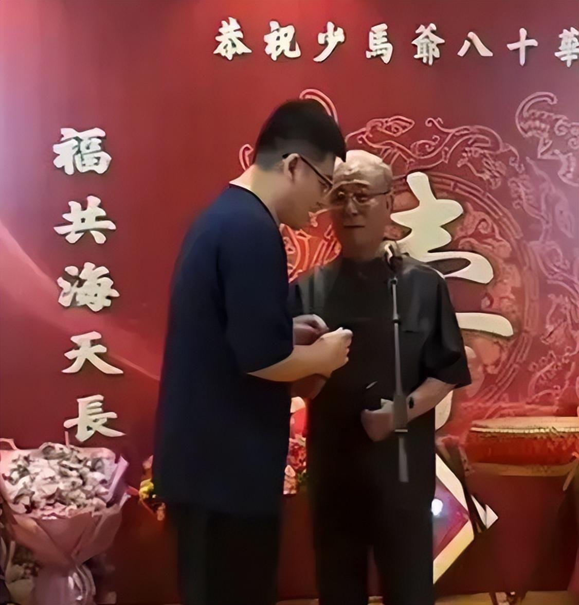 马志明开心庆80岁大寿！郭德纲现身送祝福，刘威稳坐侧位辈分高-马志明跟郭德纲关系怎么样
