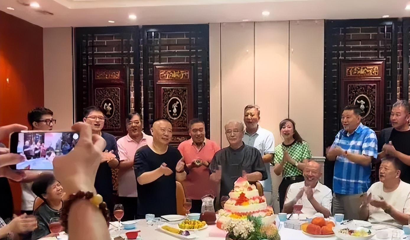 马志明开心庆80岁大寿！郭德纲现身送祝福，刘威稳坐侧位辈分高-马志明跟郭德纲关系怎么样