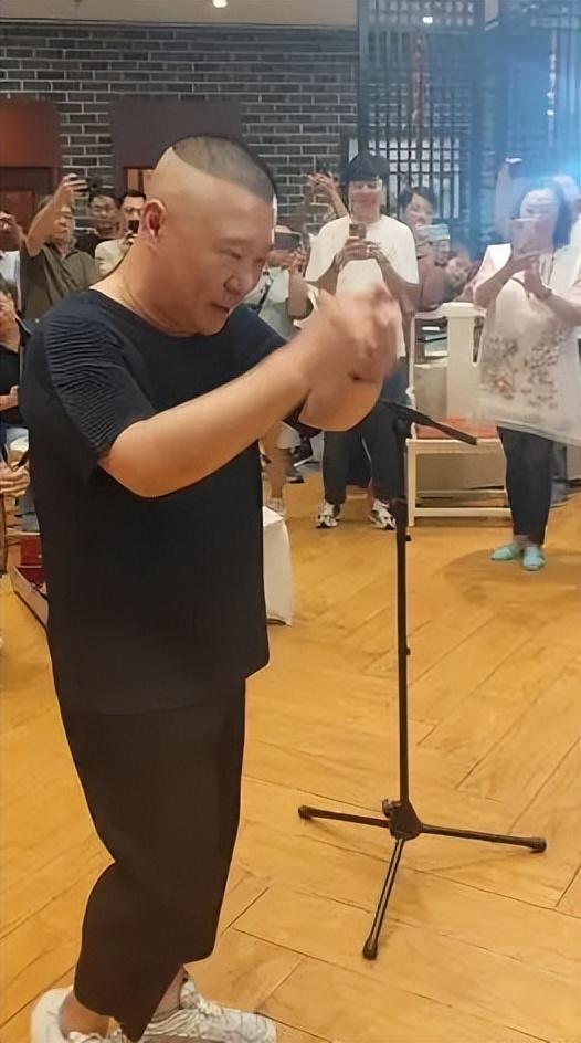 马志明开心庆80岁大寿！郭德纲现身送祝福，刘威稳坐侧位辈分高-马志明跟郭德纲关系怎么样