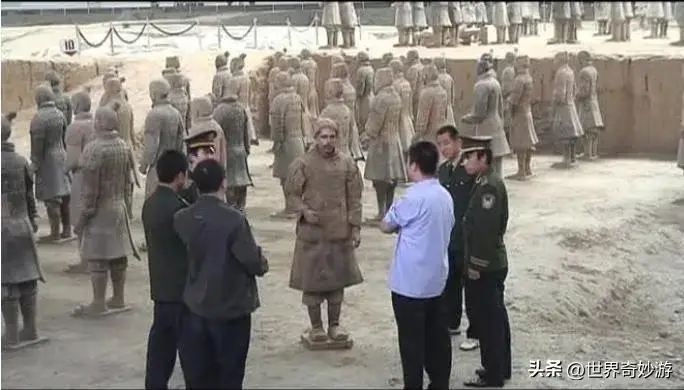 文旅局回应女子抱孩子进兵马俑坑，真相让人称赞-女子去兵马俑听见