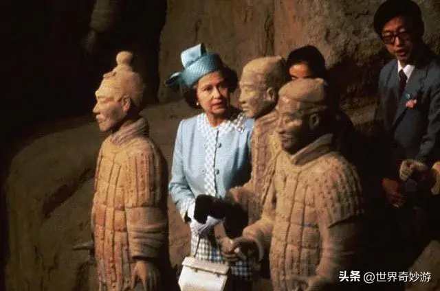 文旅局回应女子抱孩子进兵马俑坑，真相让人称赞-女子去兵马俑听见