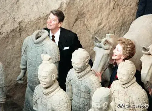 文旅局回应女子抱孩子进兵马俑坑，真相让人称赞-女子去兵马俑听见