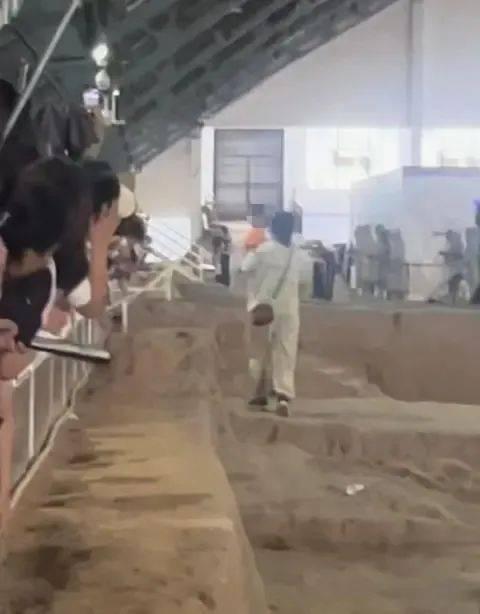 女子抱孩子走进兵马俑坑，当地回应-一女子去兵马俑听到叫公主