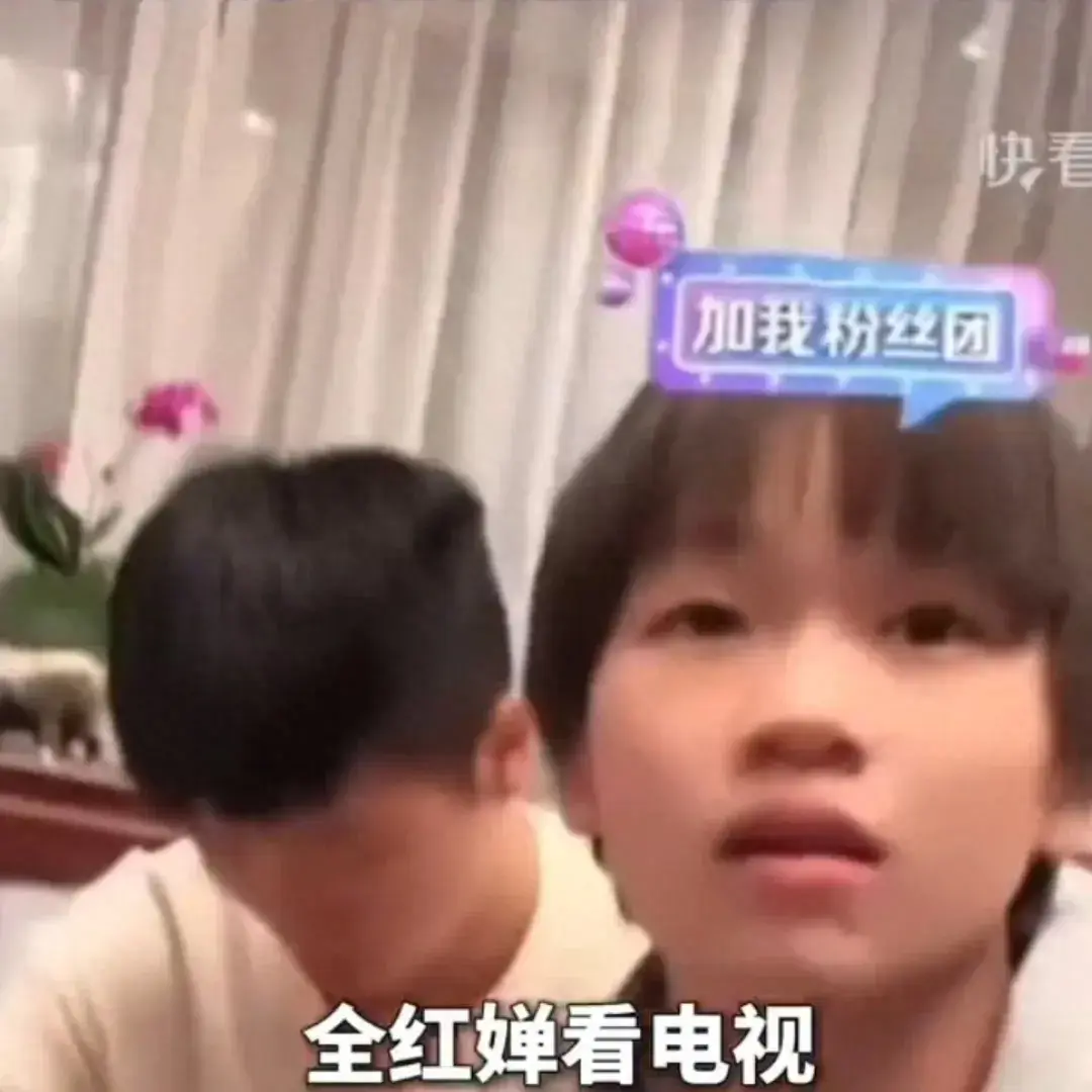 笑抽了，全红婵机场看新闻说自己太矮，误入巨人国，网友却说可爱-全红婵现身