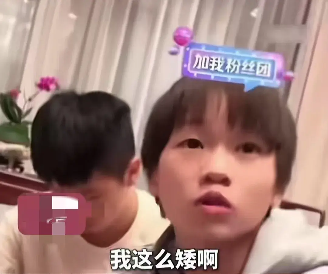 笑抽了，全红婵机场看新闻说自己太矮，误入巨人国，网友却说可爱-全红婵现身