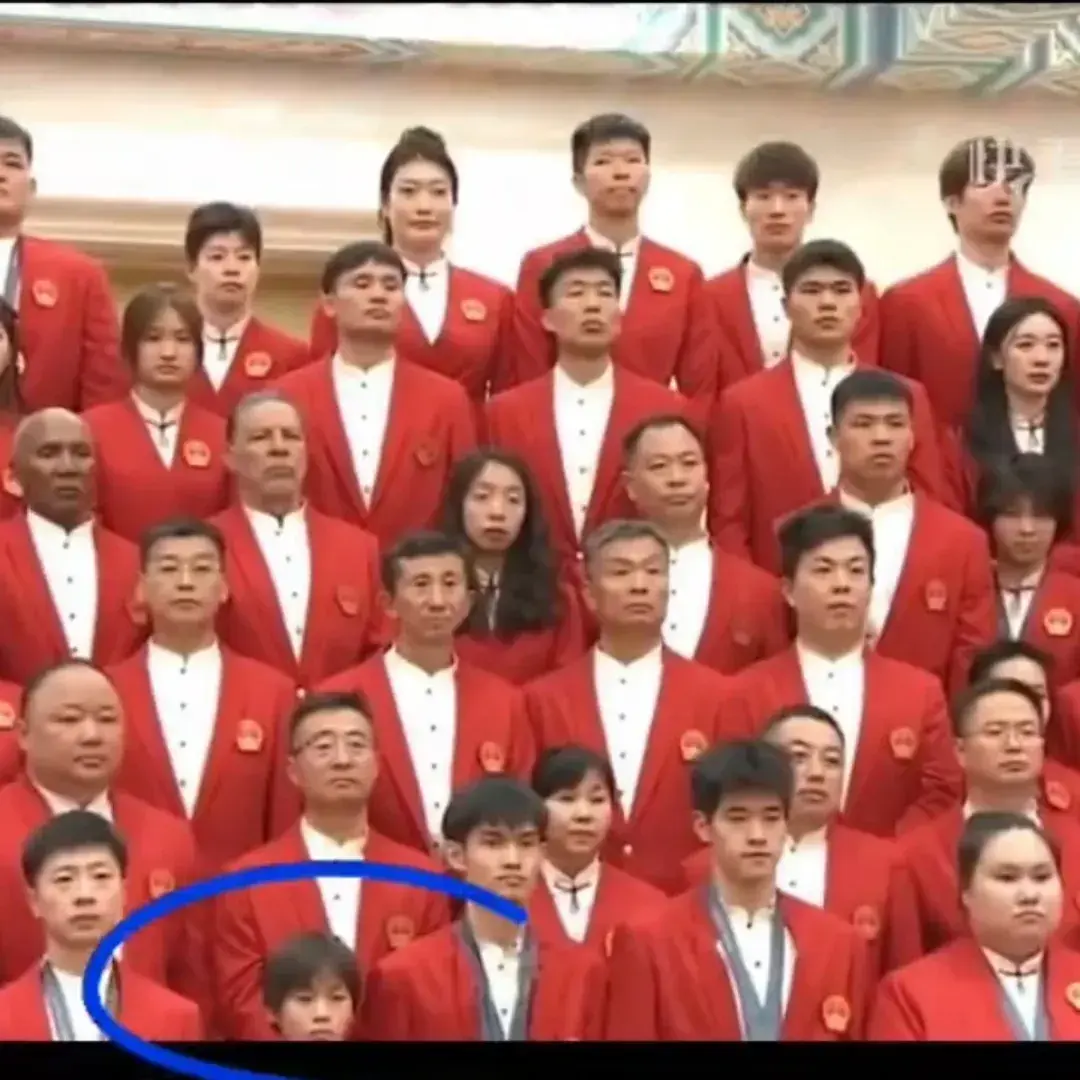 笑抽了，全红婵机场看新闻说自己太矮，误入巨人国，网友却说可爱-全红婵现身