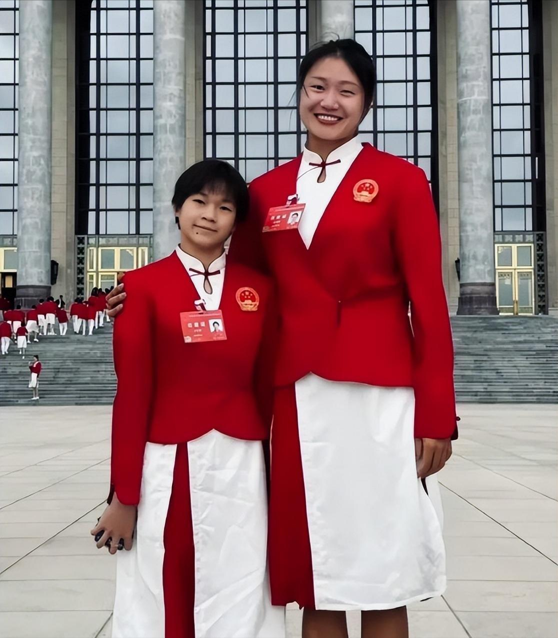 笑抽了，全红婵机场看新闻说自己太矮，误入巨人国，网友却说可爱-全红婵现身