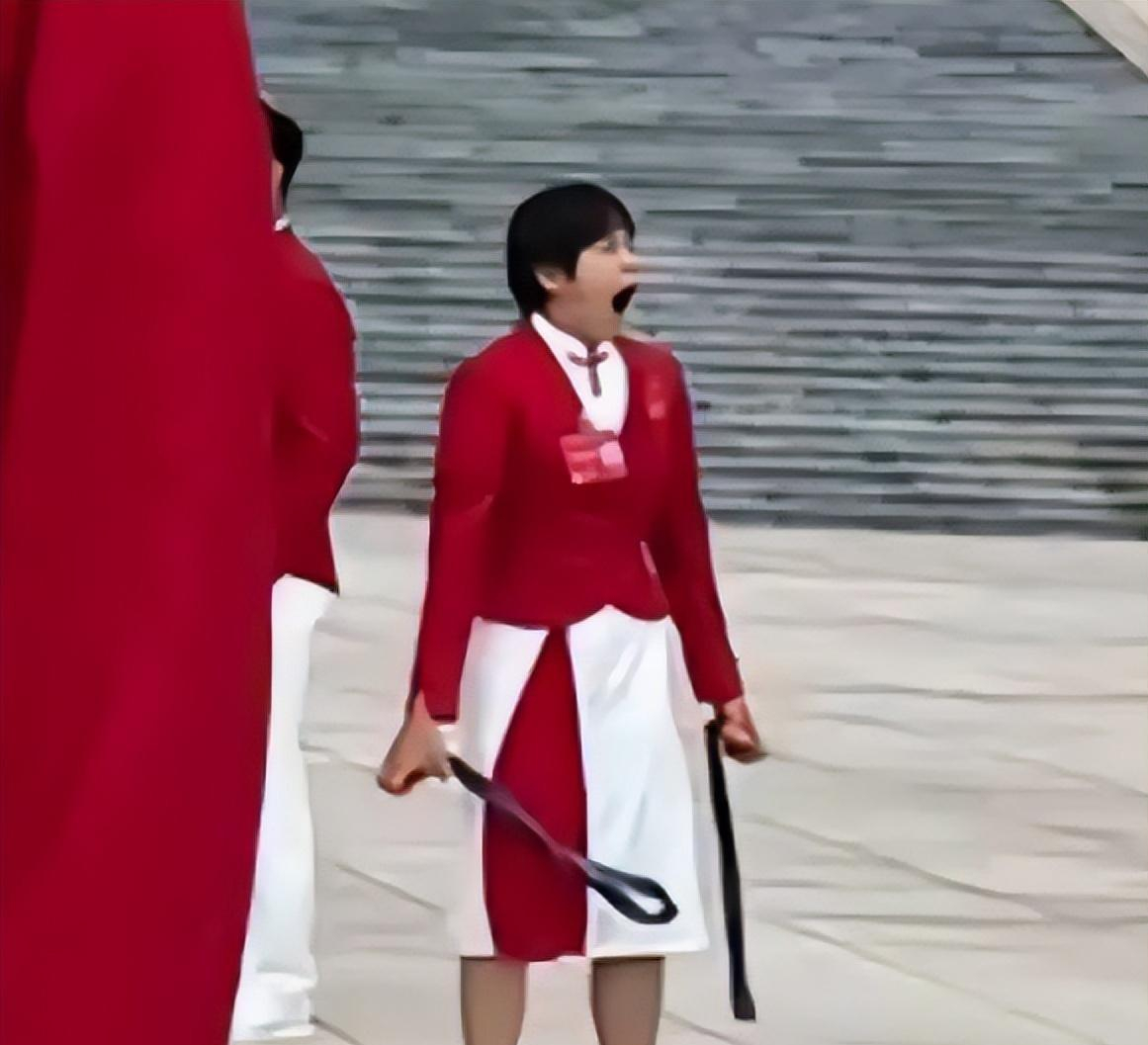 笑抽了，全红婵机场看新闻说自己太矮，误入巨人国，网友却说可爱-全红婵现身