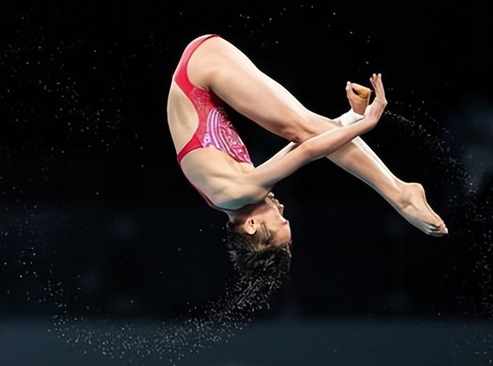 笑抽了，全红婵机场看新闻说自己太矮，误入巨人国，网友却说可爱-全红婵现身