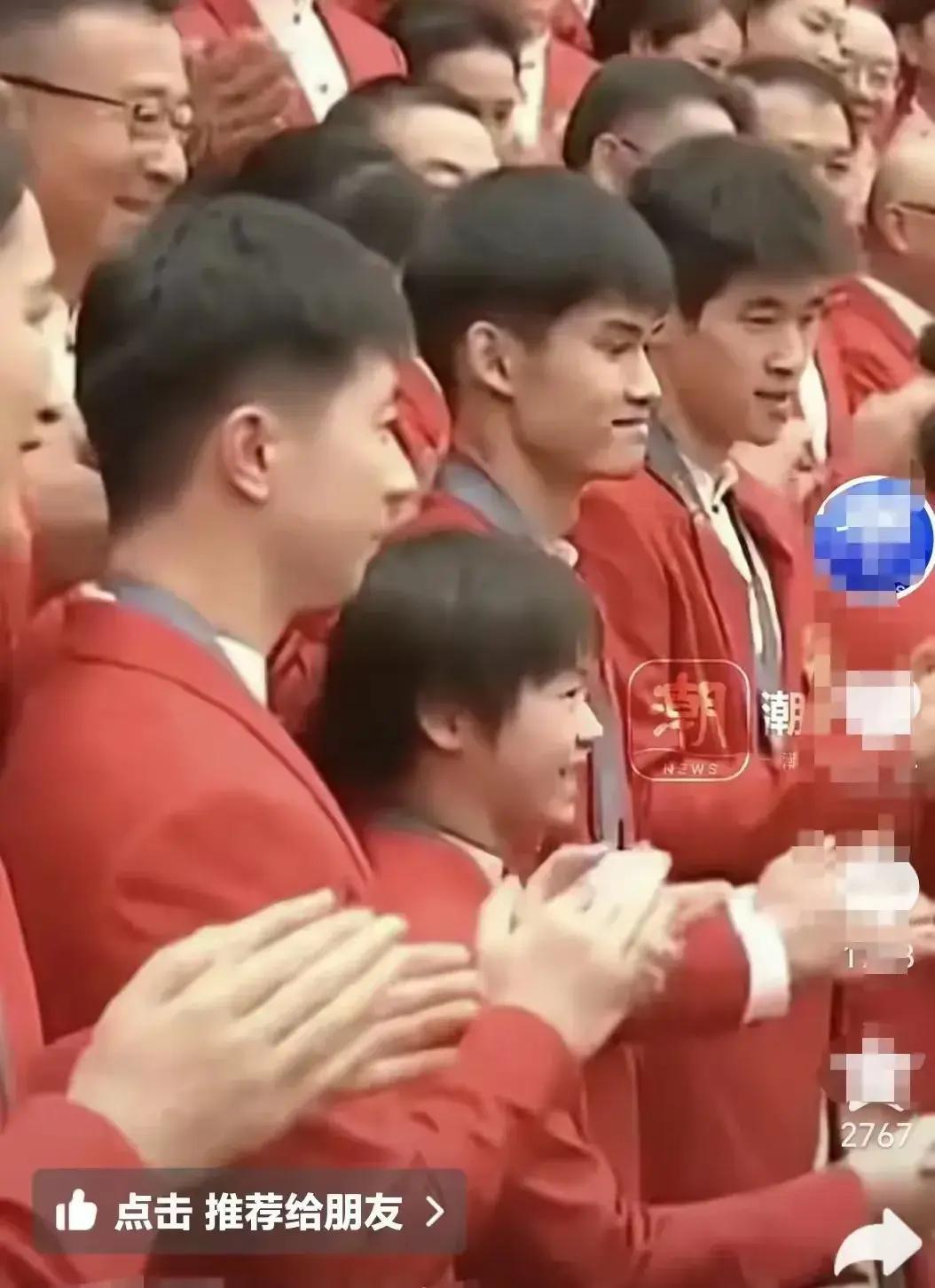 好可爱!全红婵表彰大会误入巨人国，看新闻后懵圈了我像个小矮人-全红婵遭外媒质疑