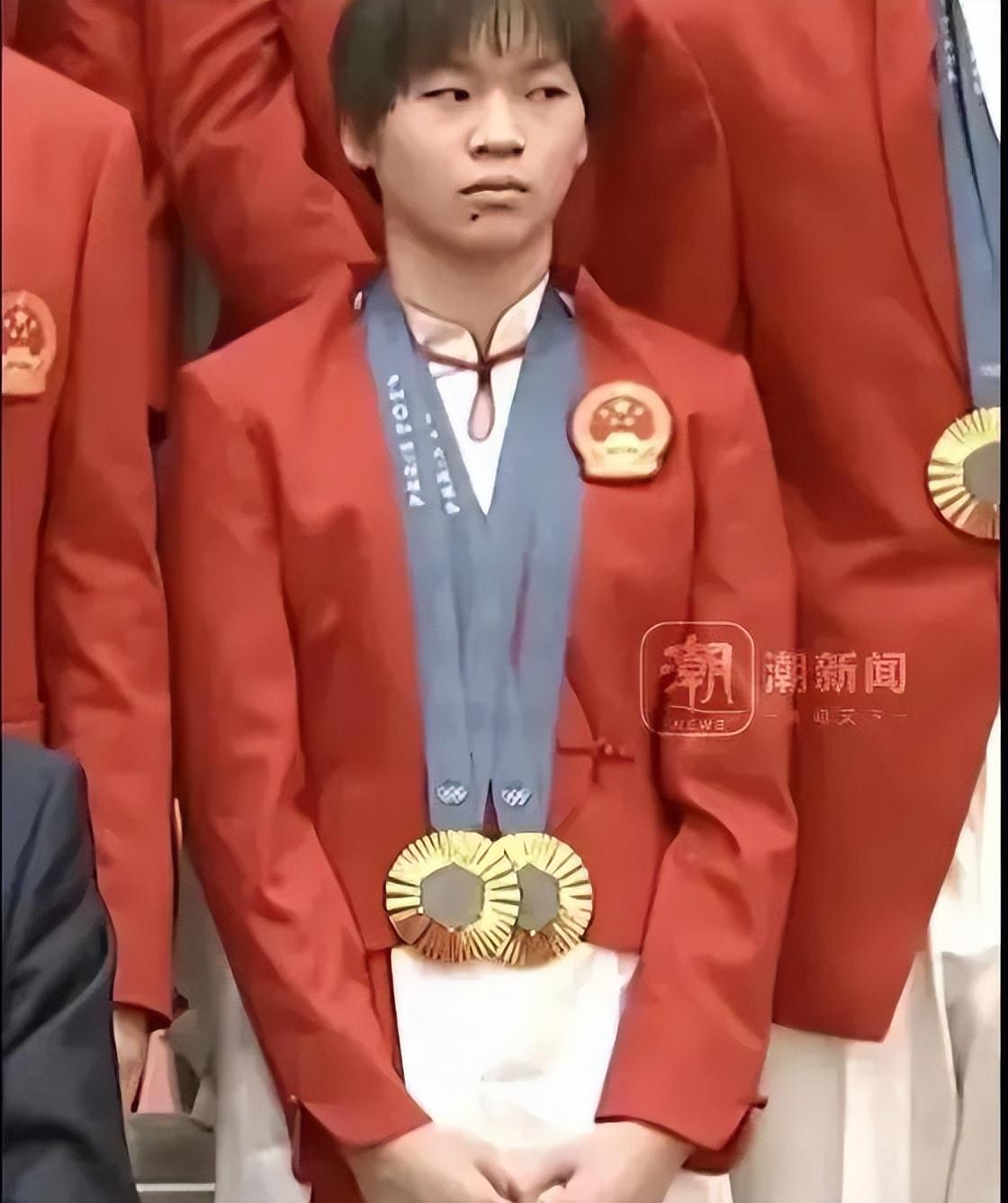 好可爱!全红婵表彰大会误入巨人国，看新闻后懵圈了我像个小矮人-全红婵遭外媒质疑