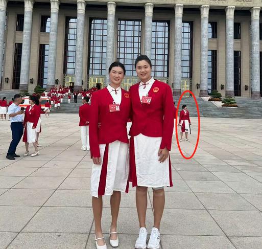 全红婵好像误入巨人国？粉丝：全妹妹就像个小手办一样可爱！-全红婵是怎么回事