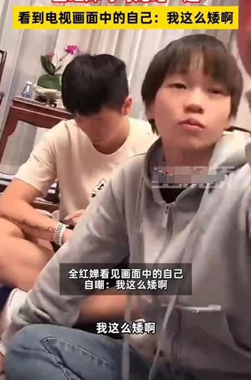 全红婵好像误入巨人国？粉丝：全妹妹就像个小手办一样可爱！-全红婵是怎么回事