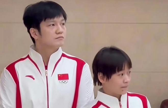 全红婵好像误入巨人国？粉丝：全妹妹就像个小手办一样可爱！-全红婵是怎么回事