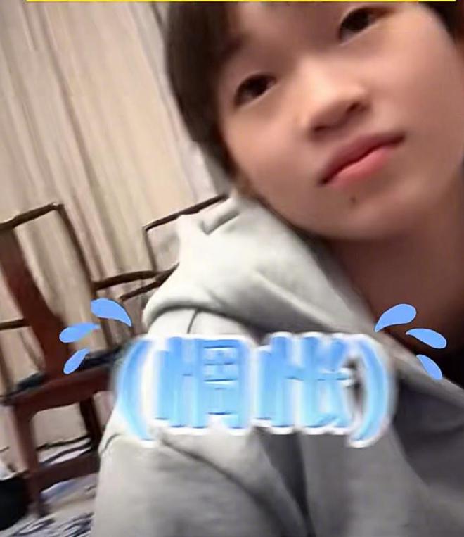 全红婵好像误入巨人国？粉丝：全妹妹就像个小手办一样可爱！-全红婵是怎么回事