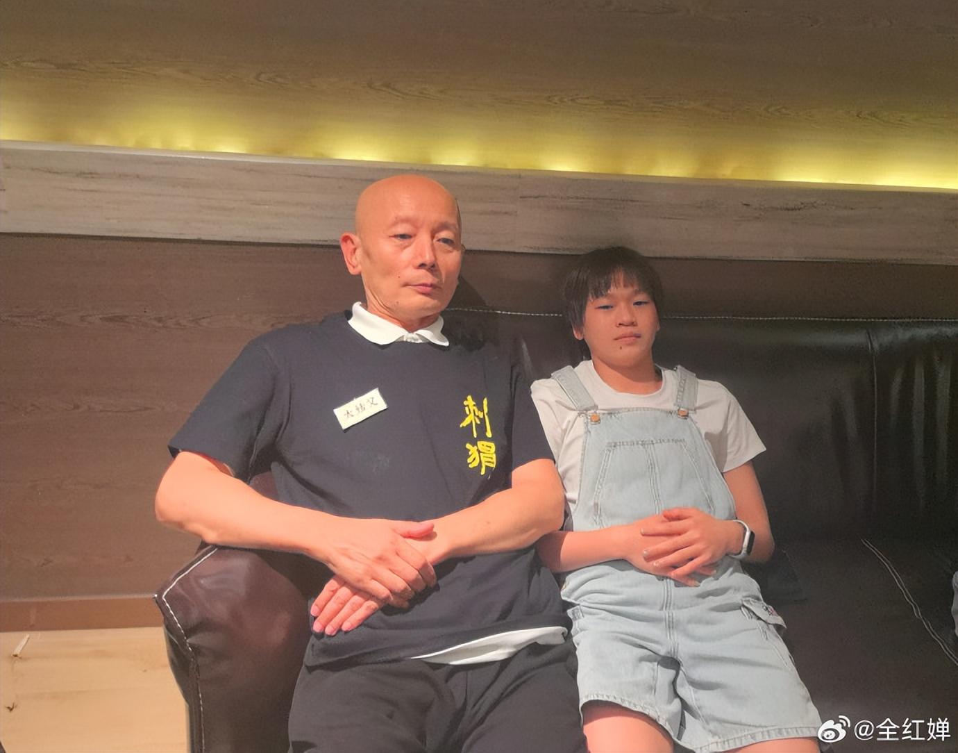 全红婵亮相电影《刺猬》首映，晒和葛优合照模仿“葛优躺”，喊话王俊凯：你小汁有点帅啊，大爷更帅-全红婵 长头发