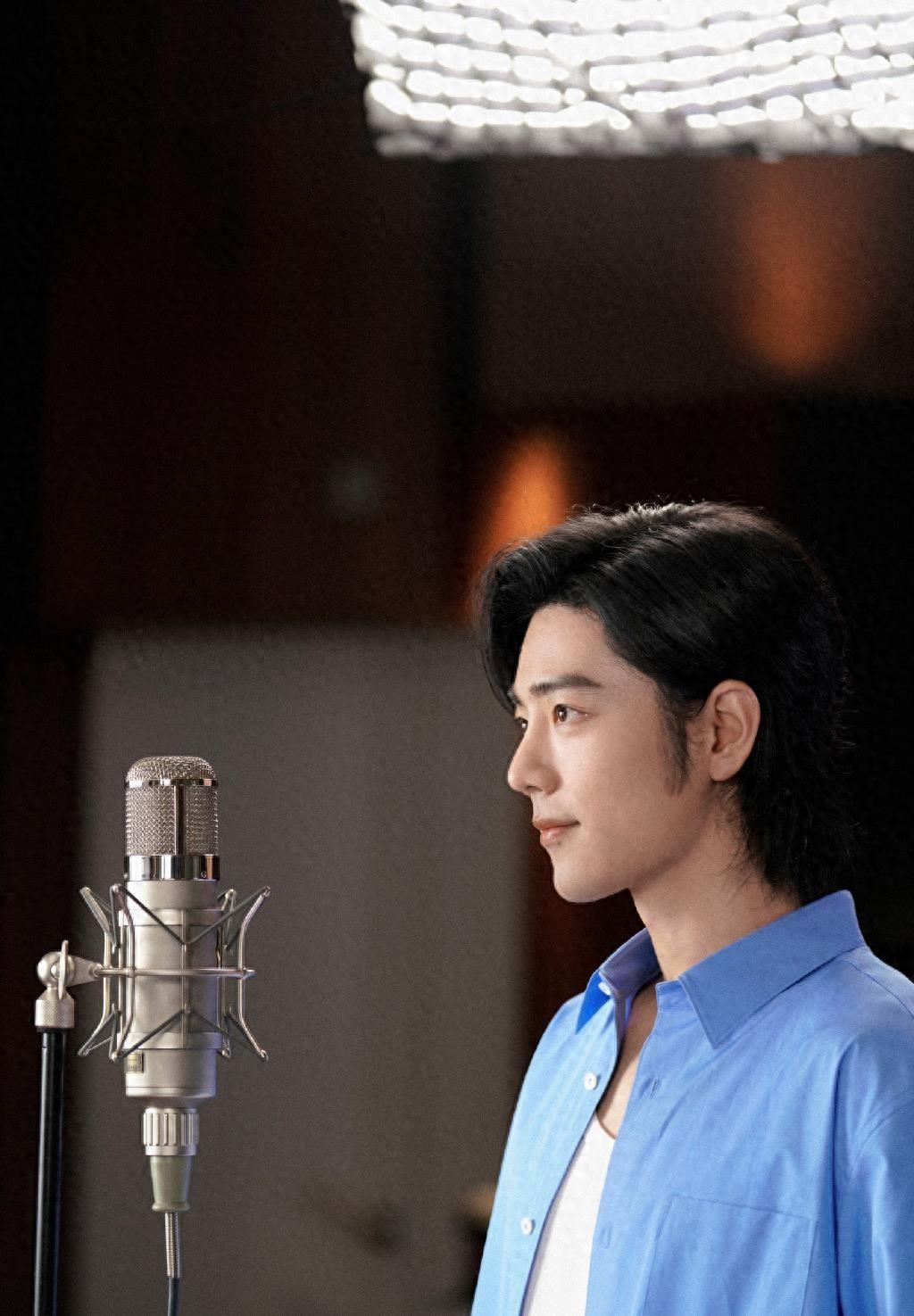 肖战正能量满满，作品获六字褒奖，受邀献唱《同路人》-肖战和路人