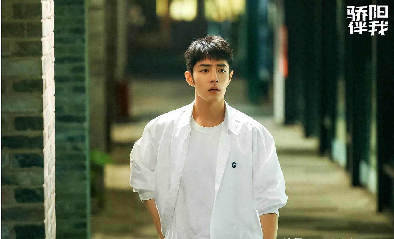 肖战正能量满满，作品获六字褒奖，受邀献唱《同路人》-肖战和路人