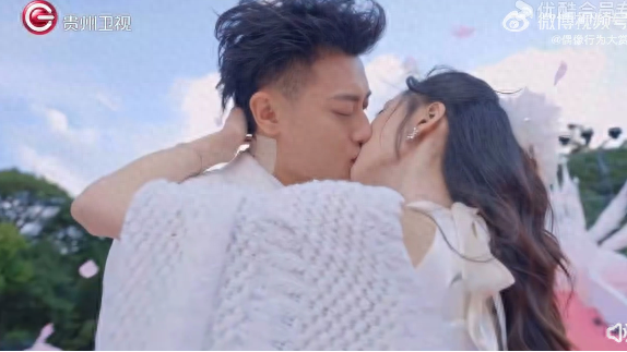 快讯／黄子韬爆哭求婚徐艺洋！　「我敢娶你，你敢答应我吗」激动拥吻-黄子韬向徐艺洋道歉