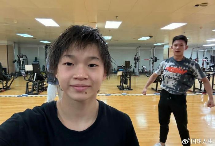 太逗了！全红婵外出喝饮料，网友向陈若琳告状：你徒弟玩嗨了-全红婵全