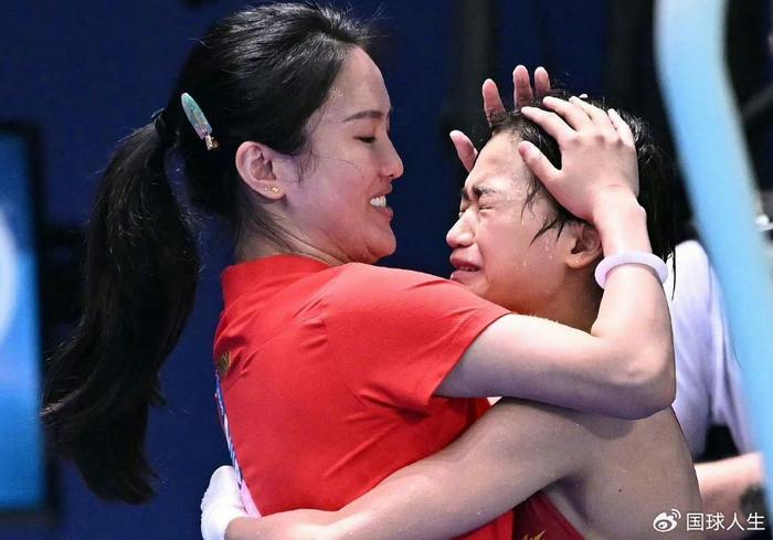 太逗了！全红婵外出喝饮料，网友向陈若琳告状：你徒弟玩嗨了-全红婵全