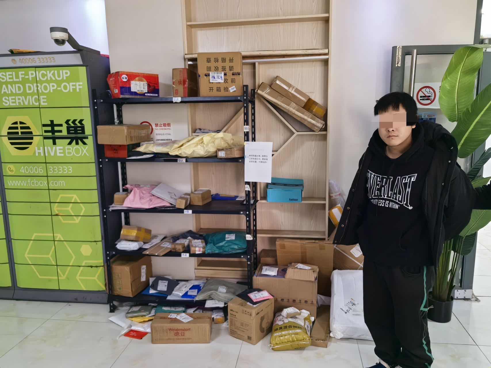 男子酒后偷盗6件快递挑选其中3件送给女友，已被警方行拘-酒后偷东西数额多少算犯罪行为