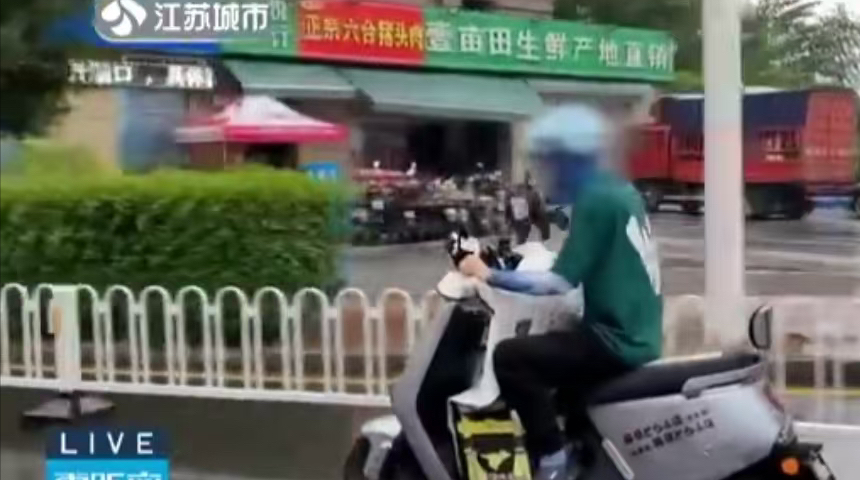 一男子遭美女“色诱”，贷款60万搭赏她做榜一大哥，现送外卖还债-小伙被美女撞到是什么电视剧