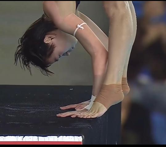 催泪！全红婵自曝赛前绑绷带要花半小时 恩师坦言长年累月损耗-全红婵被抱出赛场