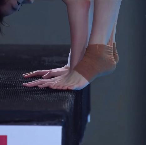 催泪！全红婵自曝赛前绑绷带要花半小时 恩师坦言长年累月损耗-全红婵被抱出赛场