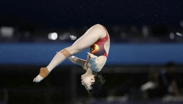 全红婵跳水前要花半小时绑绷带，终于明白她为何感叹自己也年轻过-全红婵跳水时刻