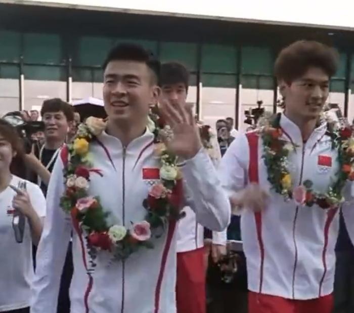 潘展乐回母校展现I人体质：被大妈拉着合影显局促 躲在徐嘉余背后拒营-潘展交易分享