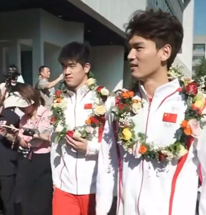 潘展乐回母校展现I人体质：被大妈拉着合影显局促 躲在徐嘉余背后拒营-潘展交易分享