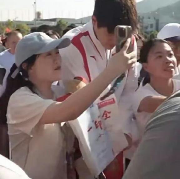 潘展乐回母校展现I人体质：被大妈拉着合影显局促 躲在徐嘉余背后拒营-潘展交易分享