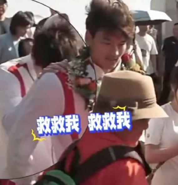 潘展乐回母校展现I人体质：被大妈拉着合影显局促 躲在徐嘉余背后拒营-潘展交易分享